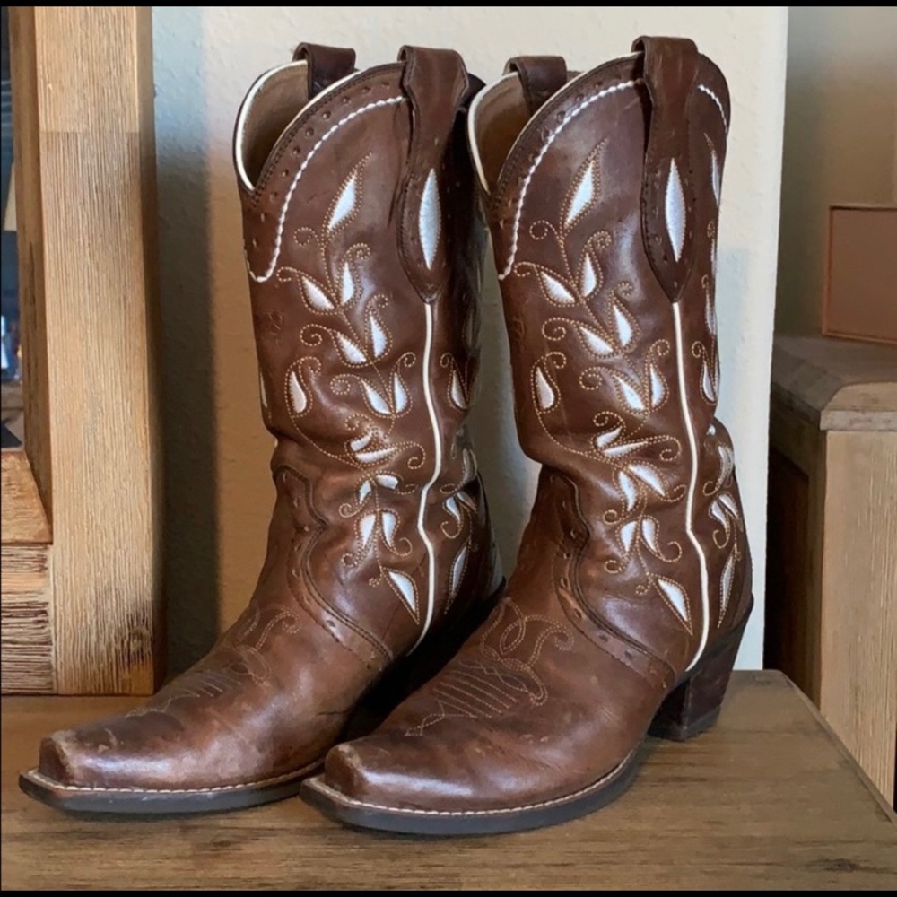 Women’s Ariat 6B cowboy boots